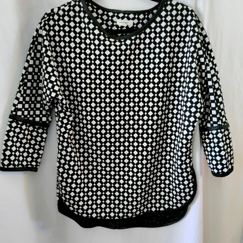 Max Studio Black and White Boxy Top Size S, Pre-owned Excellent Condition.